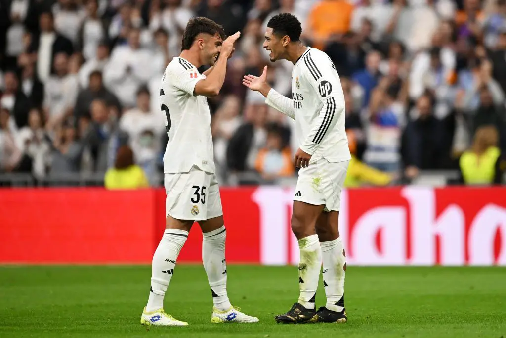 Arda Güler y Jude Bellingham apoyan a su compañero tras el triunfo del Real Madrid ante el Getafe