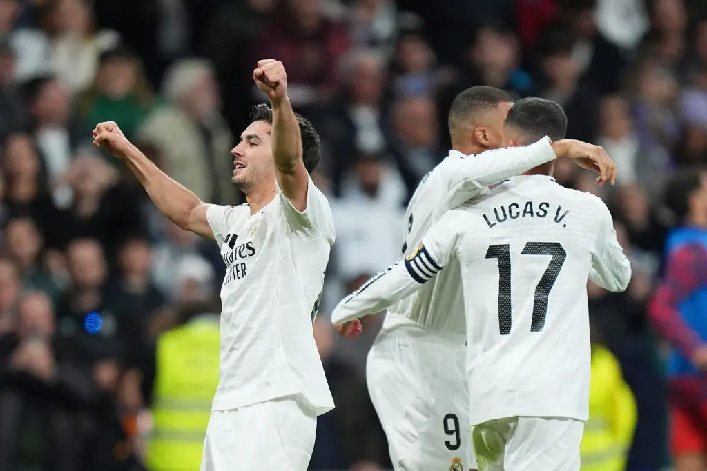 Mbappé y Rüdiger celebran el gol de su compañero del Real Madrid en el triunfo ante el Sevilla