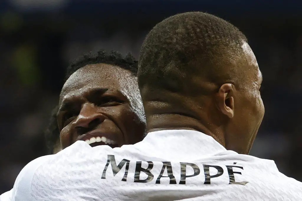 Vinícius Jr. destaca frente a Kylian Mbappé en el duelo Real Madrid-Sevilla