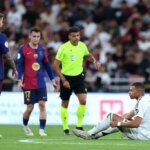 El gesto de un jugador del Barcelona que enfurece a los del Real Madrid durante la lesión de Mbappé