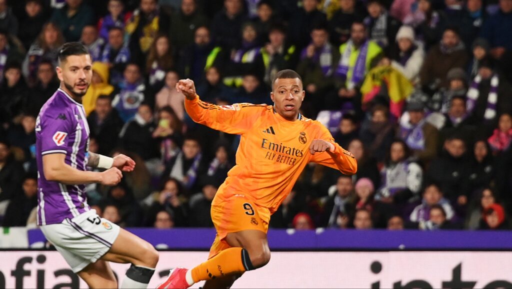 Kylian Mbappé impulsa la victoria del Real Madrid en Valladolid y mantiene la lucha por La Liga