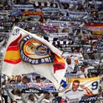 La afición del Real Madrid lanza cánticos contra el Barcelona en el partido ante Las Palmas