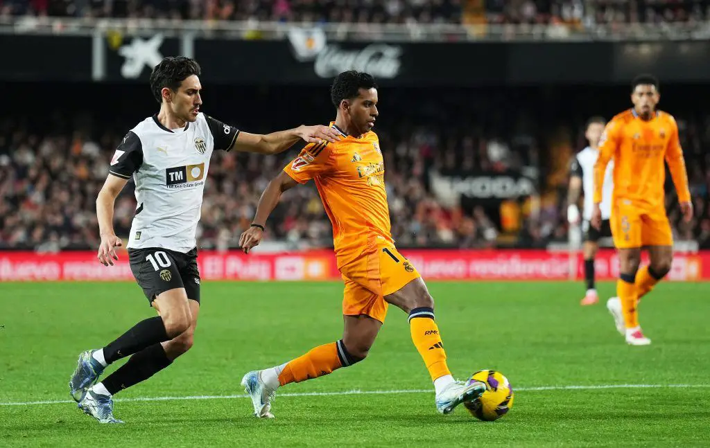 La afición del Real Madrid reacciona al polémico primer gol en Valencia