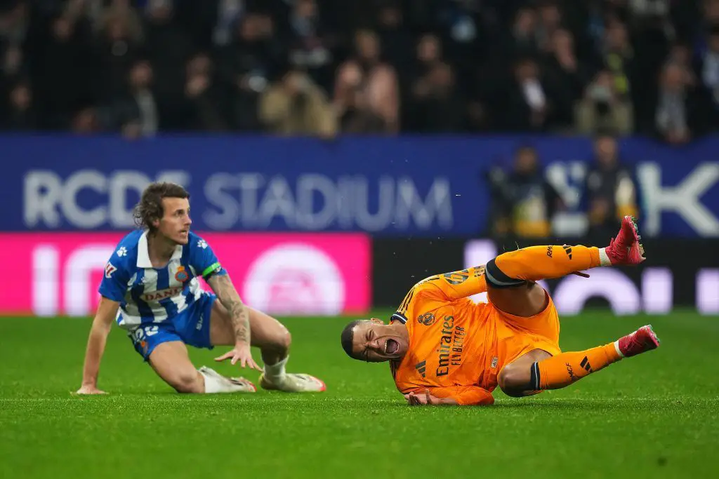 Espanyol evita la tarjeta roja tras brutal entrada a Kylian Mbappé