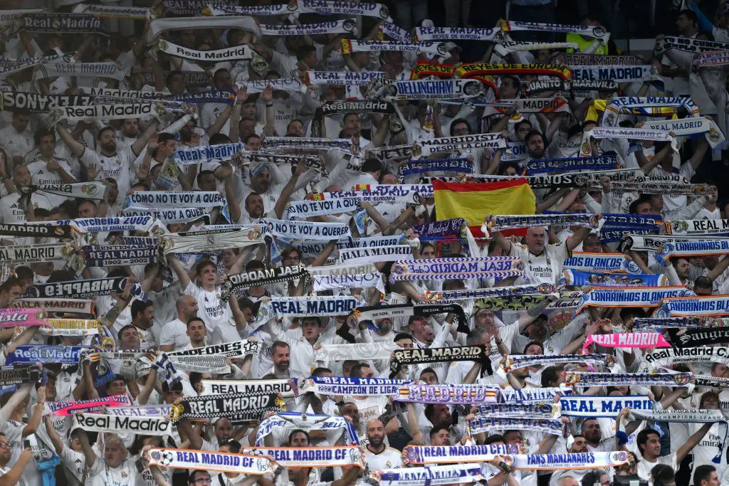 Fans del Real Madrid se preparan para el duelo contra el Manchester City con cánticos en Barcelona