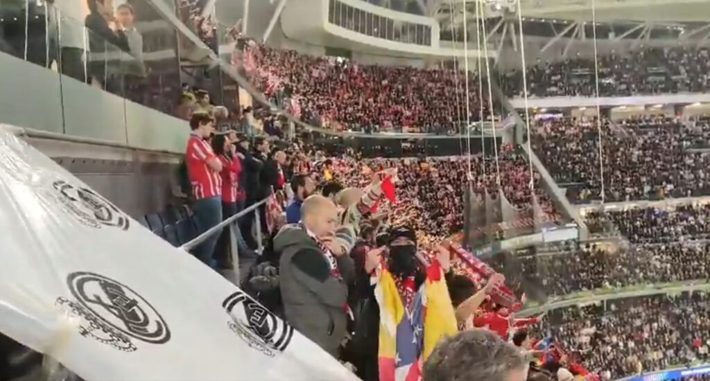 Minuto de silencio en el derbi: la emotiva pausa de los fanáticos del Atlético de Madrid