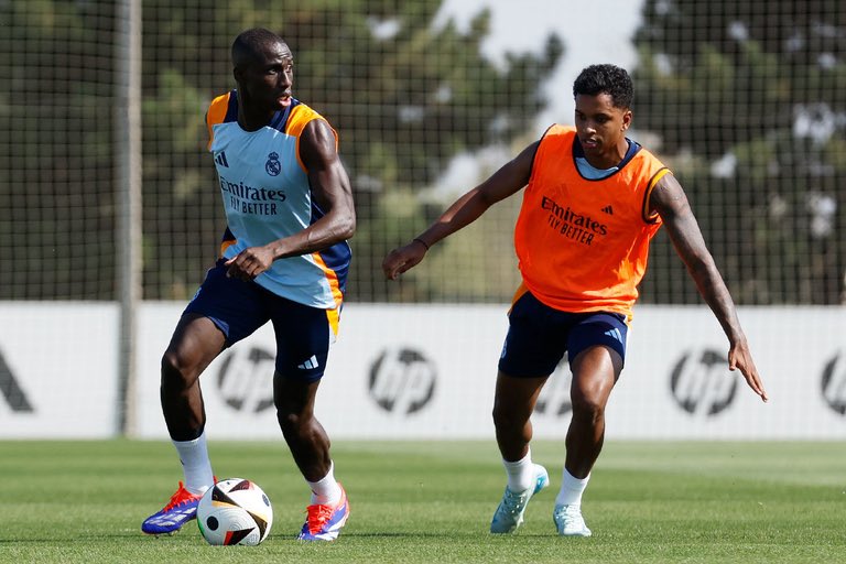 Rodrygo y Ferland Mendy en entrenamiento