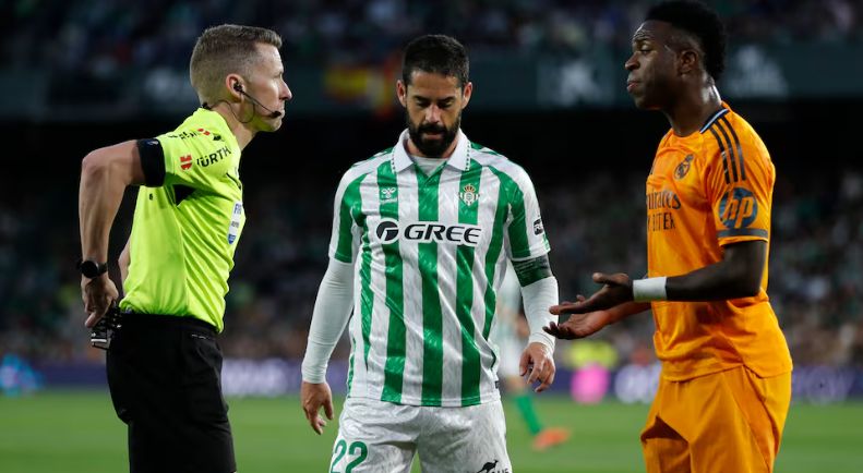 Vinicius critica la actuación arbitral tras la derrota del Betis en un partido polémico