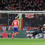 Vinicius erró un penal decisivo ante el Atlético en un crucial derbi madrileño