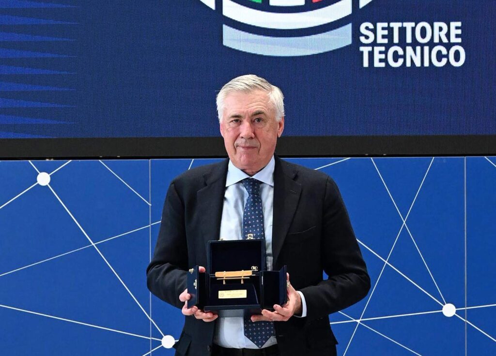 Carlo Ancelotti recibe el "Panchina D'Oro Speciale" en reconocimiento a su trayectoria en el fútbol