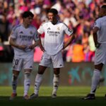 Fanáticos del Real Madrid despliegan banner de protesta tras derrota ante Barcelona en entrenamiento