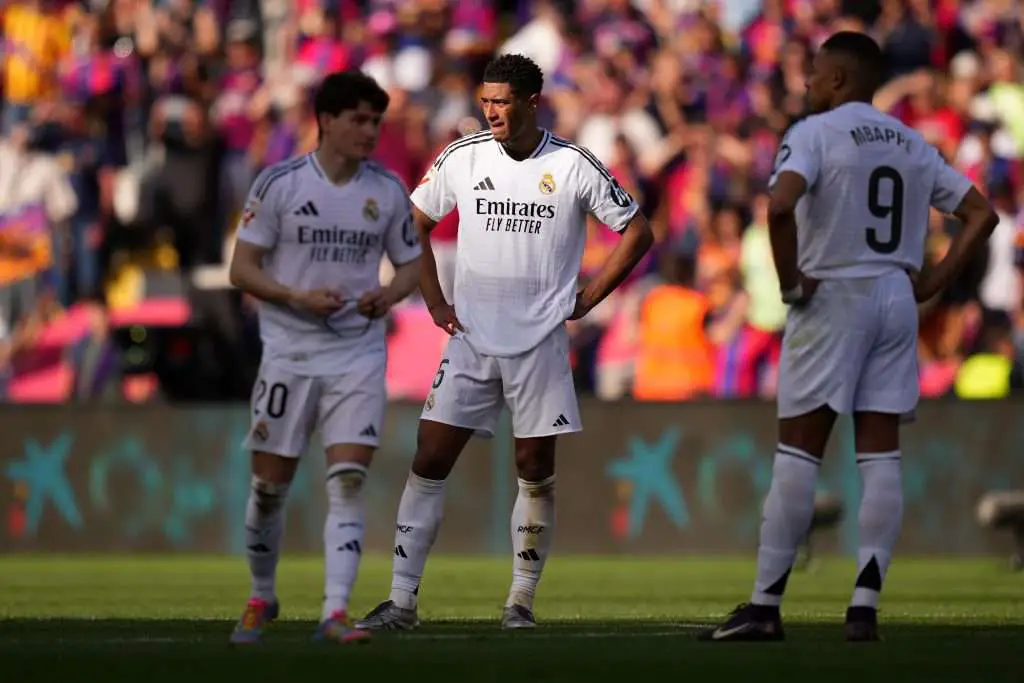 Fanáticos del Real Madrid despliegan banner de protesta tras derrota ante Barcelona en entrenamiento