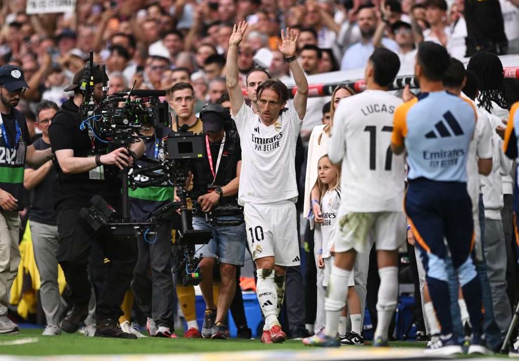 Luka Modrić recibe una sorprendente visita en el banco del Real Madrid tras el último partido