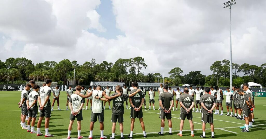 Diogo Jota y André Silva rinden homenaje en el entrenamiento del Real Madrid en Palm Beach