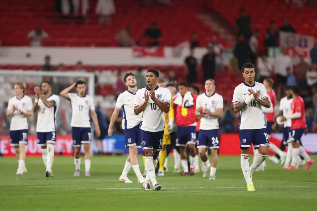 La estrella de la Premier League sorprende al ser vista con la camiseta del Real Madrid