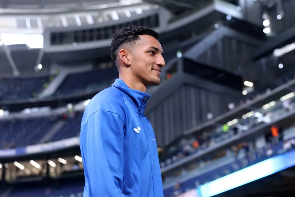 Madrid, España - 01 de diciembre: Álvaro Rodríguez de Getafe CF inspecciona el tono antes del partido de Laliga entre el Real Madrid CF y Getafe CF en Estadio Santiago Bernabeu el 1 de diciembre de 2024 en Madrid, España. (Foto de Florencia Tan Jun/Getty Images)